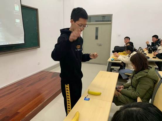 图片包含 人, 室内, 男人, 桌子描述已自动生成