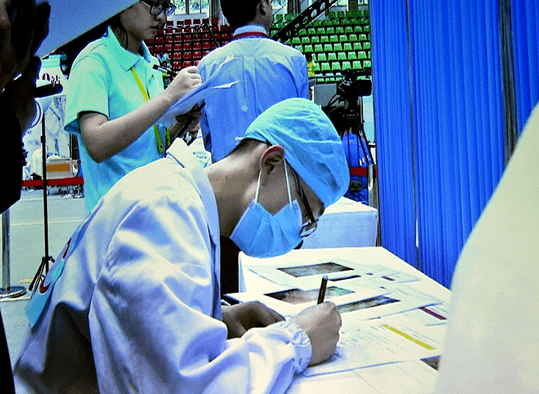 张凯同学比赛中快速答题