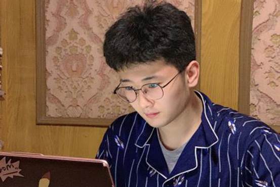 图片包含 室内, 人, 笔记本, 电脑描述已自动生成