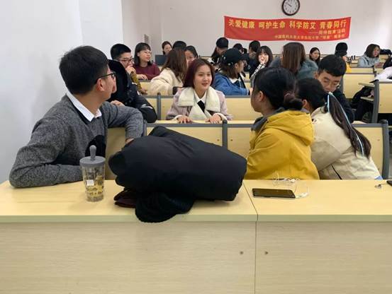 会议室里的人们描述已自动生成