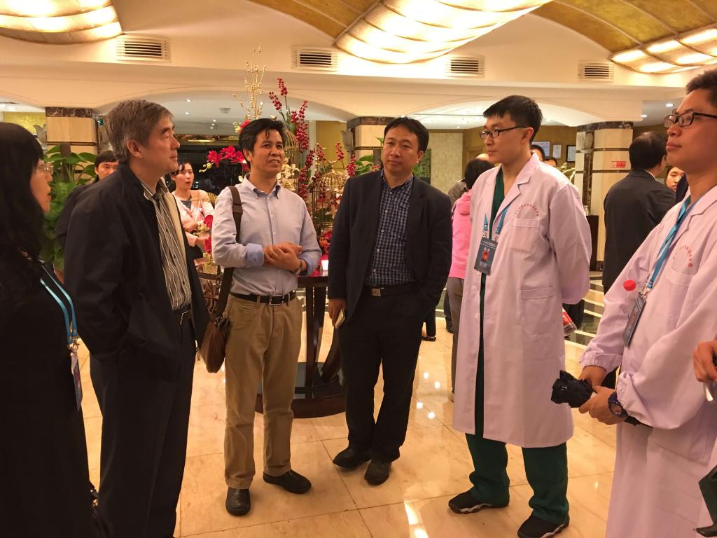 副校长于晓松教授等人赛前前往选手驻地慰问鼓励