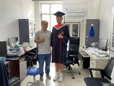 戴帽子的男人站在厨房里描述已自动生成