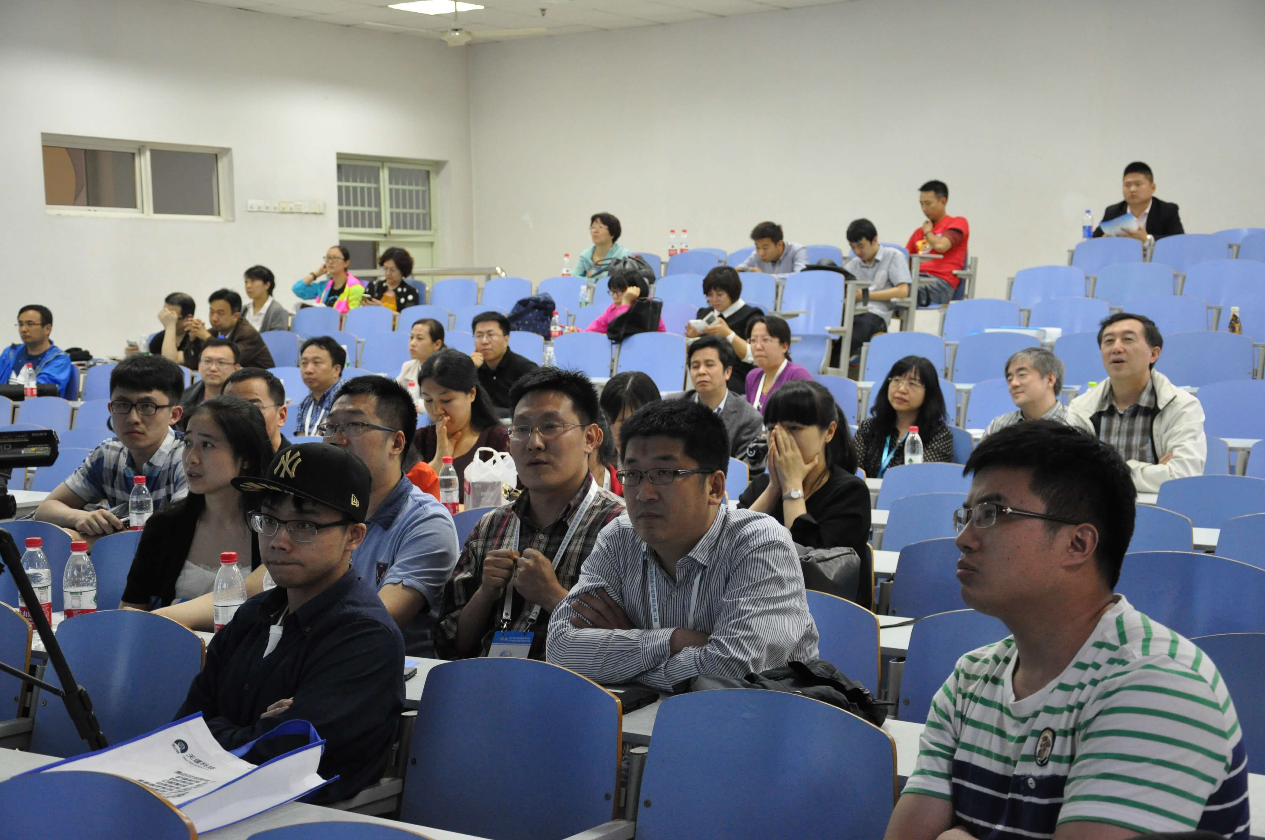 我校观摩教师观看直播