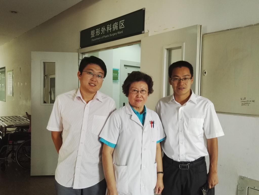 我校民盟原主委王玉新教授与统战部工作人员合影