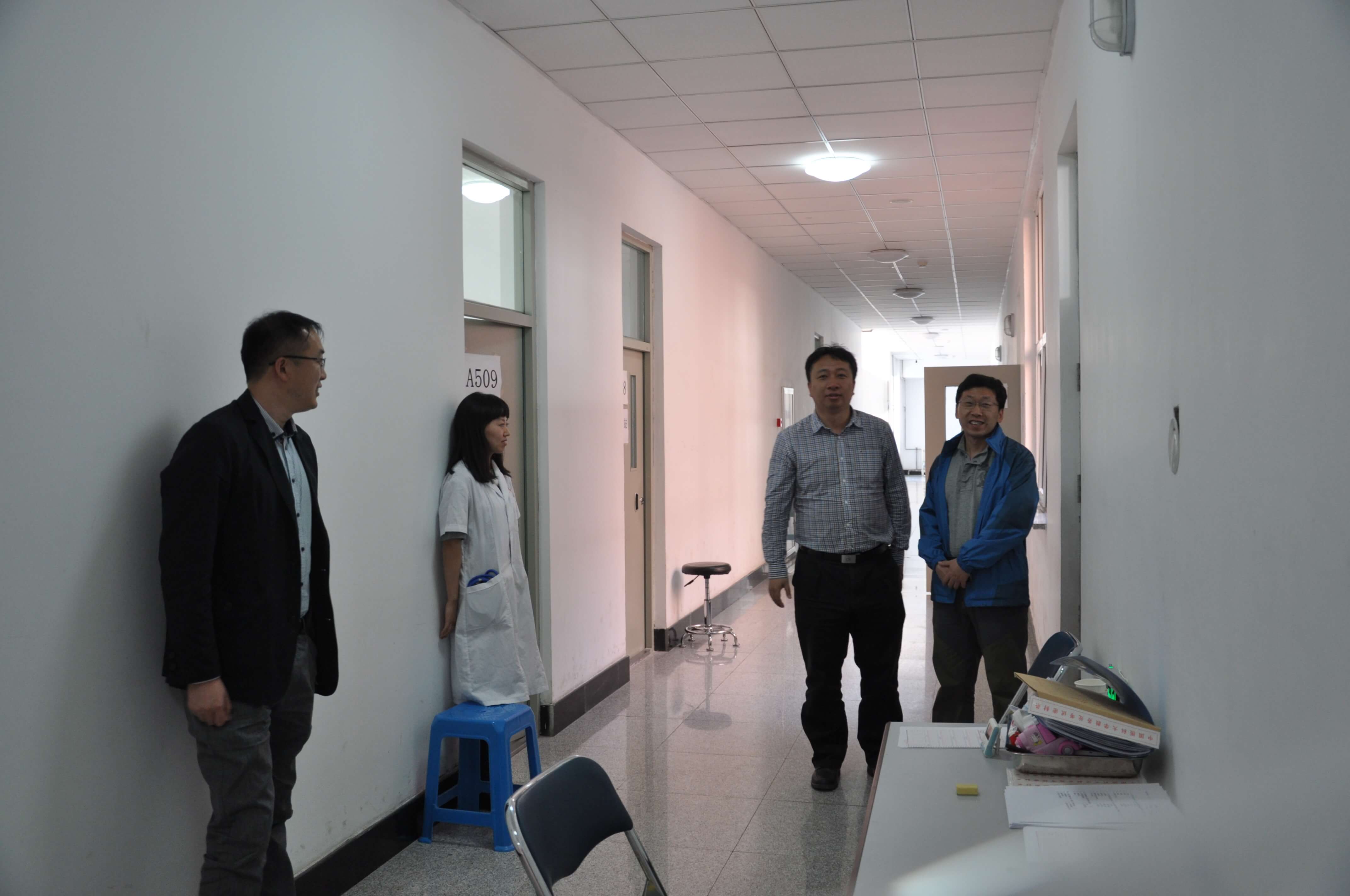 教务处副处长许东阳查看考试进行情况