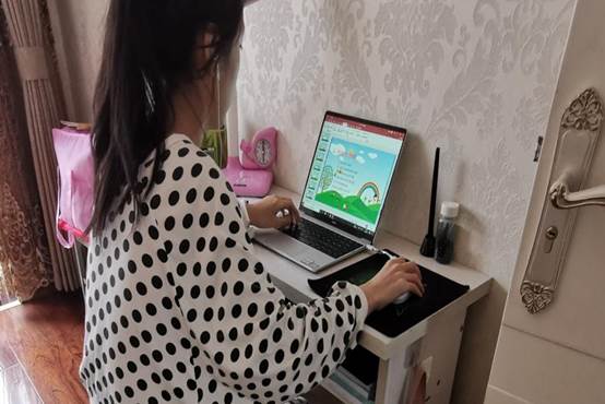 图片包含 人, 室内, 女孩, 女人描述已自动生成