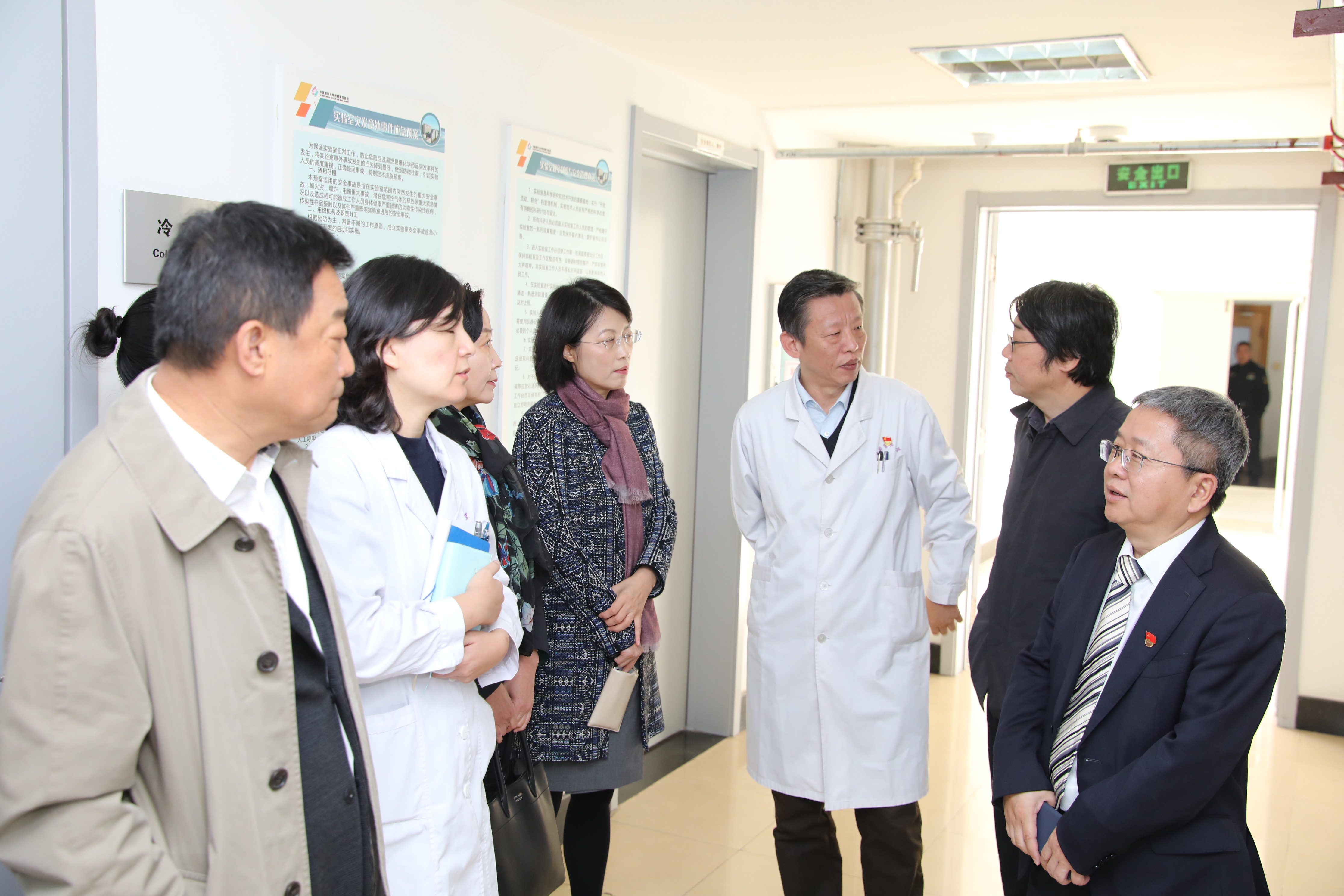 刘莹副校长考察辽宁省晶状体学重点实验室