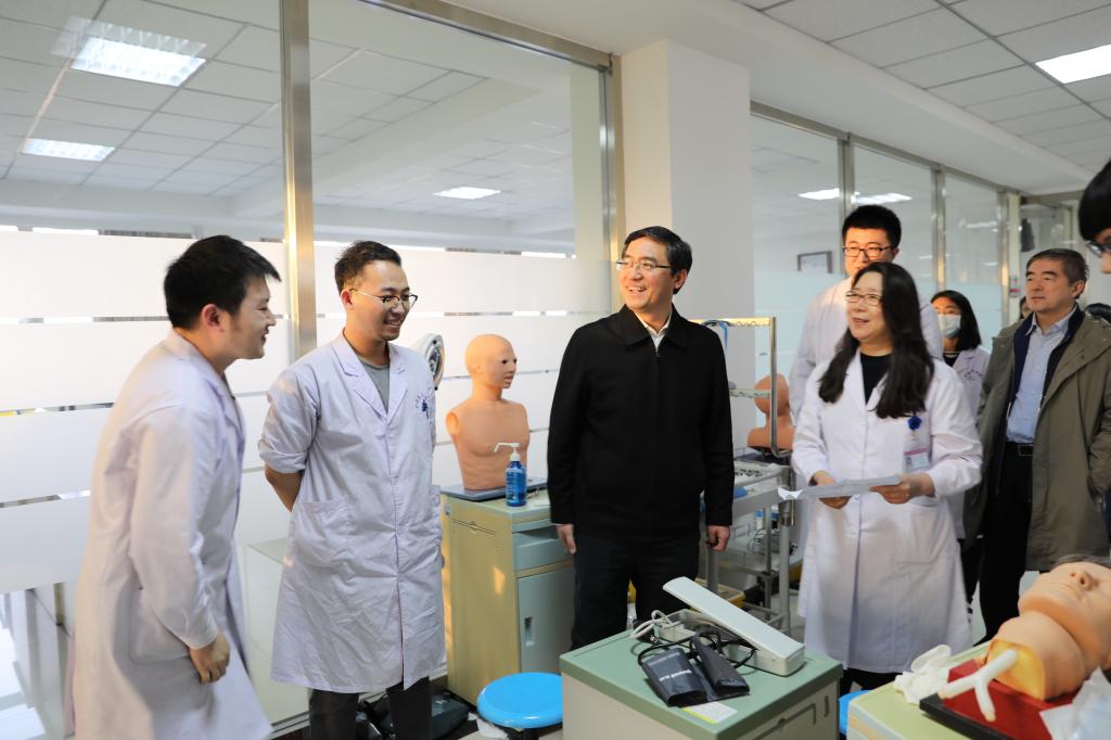 闻校长与参赛选手亲切交谈